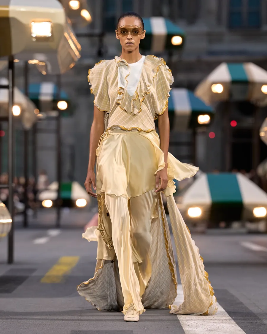 Look 28 der Kollektion Louis Vuitton Frühjahr-Sommer 2027: fließendes Ensemble in hellem Gelb mit Volants
