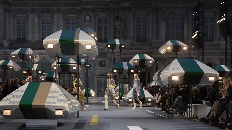 Schau von Louis Vuitton Frühjahr-Sommer 2027 in der Cour Carrée des Louvre: Models zwischen beleuchteten Kulissenobjekten