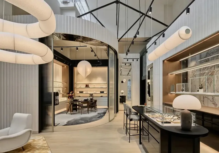Innenraum der Montblanc Boutique an der George Street mit geschwungenen Wänden, Vitrinen und einem Sessel
