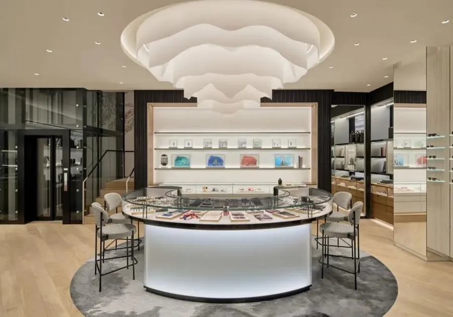 Skulpturaler Papierleuchter über einer runden Vitrinentheke in der Montblanc Boutique an der George Street in Sydney