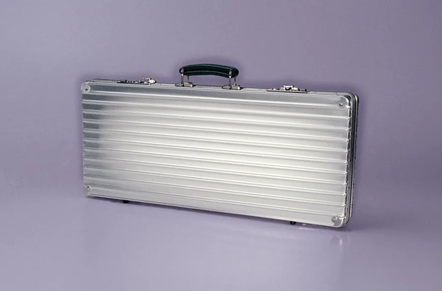 Geschlossener Artist Case von RIMOWA × Faber-Castell aus geriffeltem, eloxiertem Aluminium mit Ledergriff
